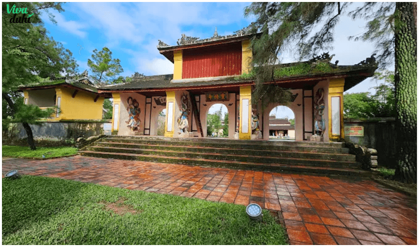 Cổng Tam Quan uy nghiêm