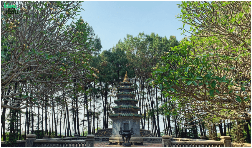 Mộ tháp của cố Hòa thượng Thích Đôn Hậu